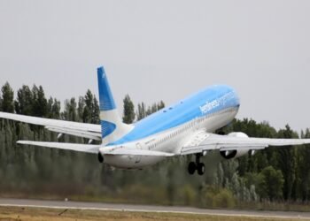 Aerolíneas Argentinas reprograma un centenar de vuelos por el paro de controladores