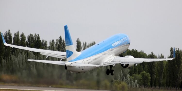Aerolíneas Argentinas reprograma un centenar de vuelos por el paro de controladores
