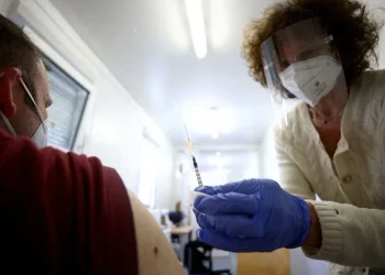 Las vacunas protegen contra todas las variantes del COVID-19, confirma un nuevo estudio