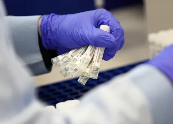 El número de nuevos contagios de COVID-19 desciende tres veces más rápido que las muertes