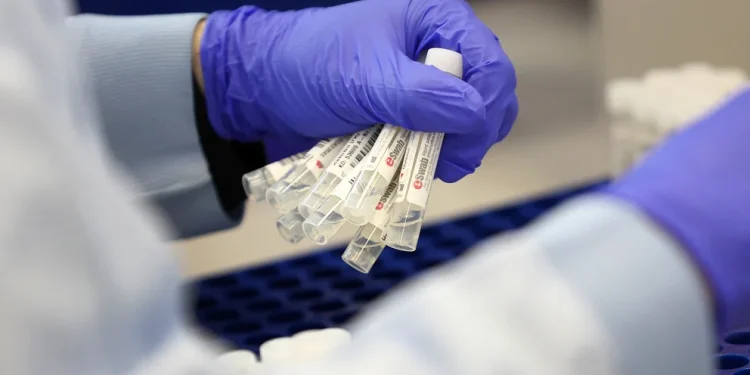 El número de nuevos contagios de COVID-19 desciende tres veces más rápido que las muertes