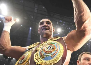 Fue campeón mundial de los pesos pesados, noqueó a la Mole Moli y se alistó al ejército de Ucrania para repeler la invasión de Rusia