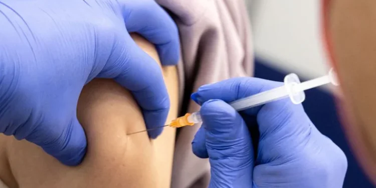 Uruguay avanzará con una cuarta dosis de la vacuna de Pfizer para toda la población