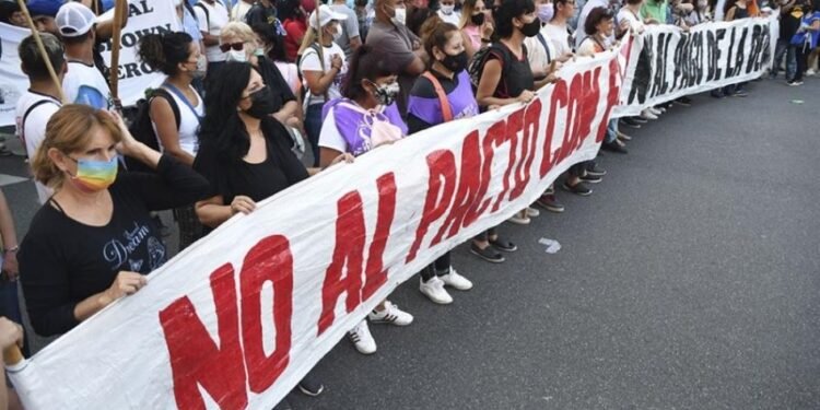 Organizaciones sociales concentran protestas contra al FMI en el centro porteño