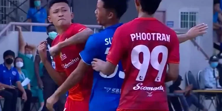 Brutal agresión en el fútbol asiático: un golpe de Muay Thai, 24 puntos de sutura y rescisión de contrato