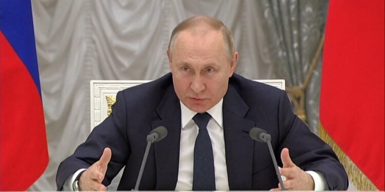 Putin dijo que si no consigue sus objetivos “por la negociación”, será “por la guerra”