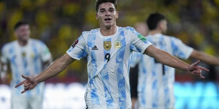 Argentina mantuvo el invicto histórico al empatar con Ecuador