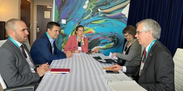 Crisis de energía: Martín Guzmán prometió en Houston relajar las restricciones cambiarias pero las petroleras descreen