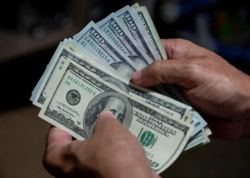 La economía argentina arrastra 18 meses con inflación en dólares