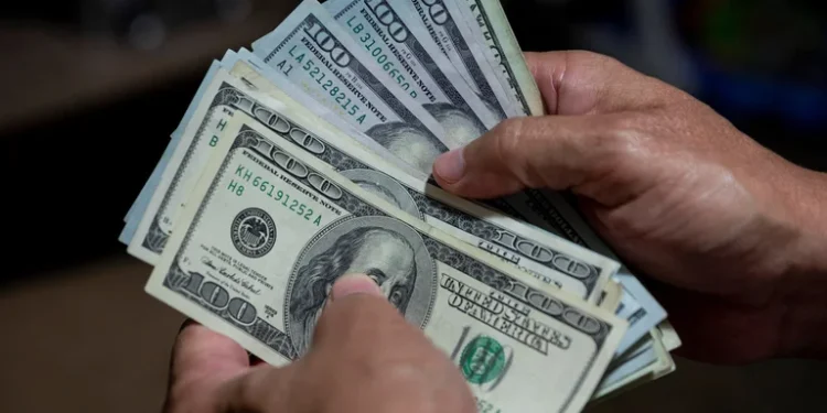 La economía argentina arrastra 18 meses con inflación en dólares