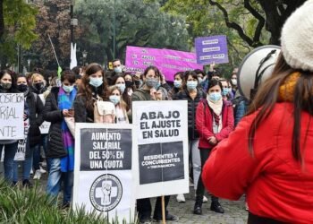 Trabajadores de la salud pararán en reclamo de aumento de salarios
