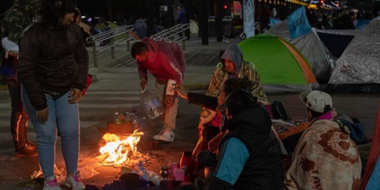 Continúa la protesta de grupos piqueteros sobre la avenida 9 de Julio