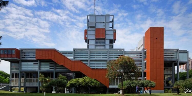 Enfermeros cortan Díaz Vélez y denuncian más de 65 despidos de trabajadores de la salud