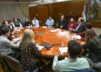 El plan financiero de Batakis: busca emitir bonos atados al dólar como señal de que no habrá devaluación