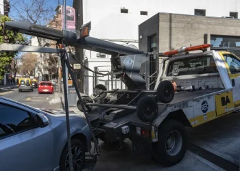 Grúas porteñas: la oposición en CABA intentará debatir hoy sobre el polémico negocio del acarreo de autos