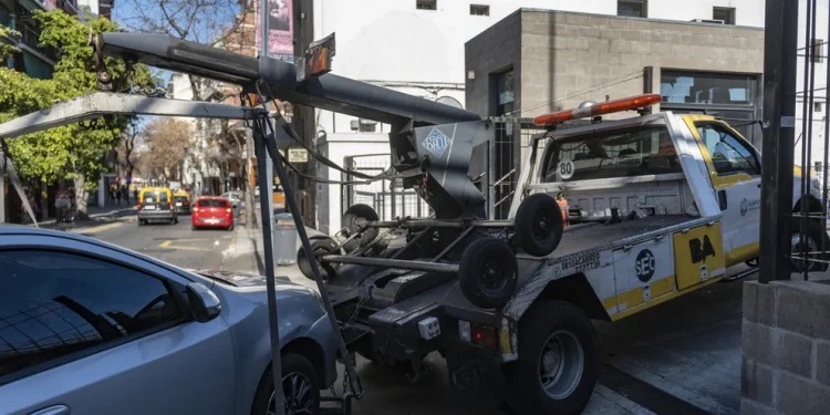 Grúas porteñas: la oposición en CABA intentará debatir hoy sobre el polémico negocio del acarreo de autos