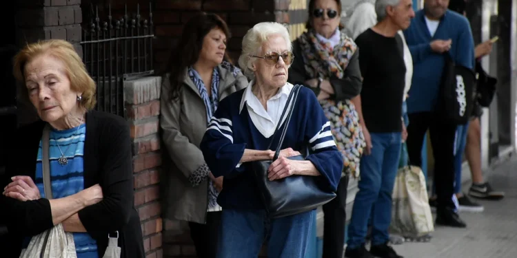 Pese a los refuerzos, la caída real de los salarios arrastra también a las jubilaciones