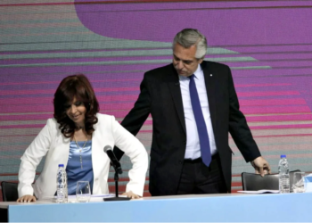 Con Cristina en el Sur y Alberto Fernández en Chapadmalal, buscan reprogramar la cumbre de Puebla y la marcha de apoyo a la vicepresidenta