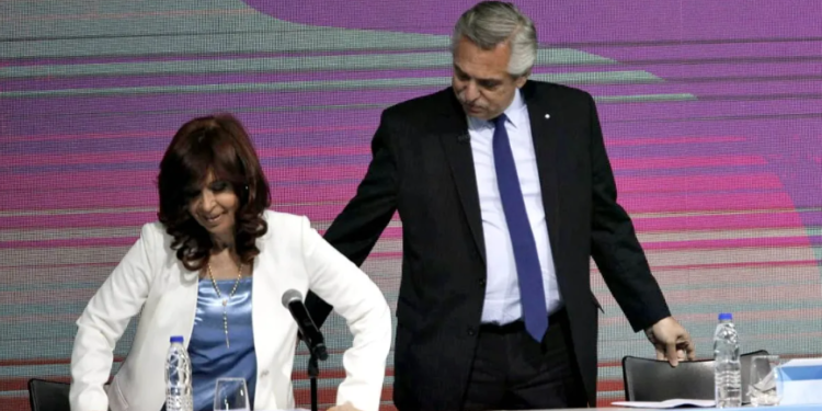 Con Cristina en el Sur y Alberto Fernández en Chapadmalal, buscan reprogramar la cumbre de Puebla y la marcha de apoyo a la vicepresidenta