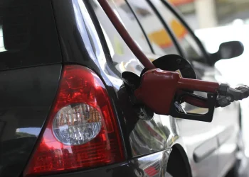 Desde hoy aumentaron un 4% la nafta y el gasoil en todo el país