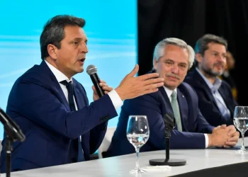 Nivel de actividad, deuda en pesos y necesidad de dólares fuerzan el hiperactivismo de Economía