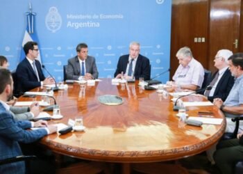 Gobierno y colegios privados con subvención acuerdan topes en las cuotas