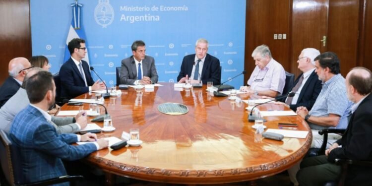 Gobierno y colegios privados con subvención acuerdan topes en las cuotas