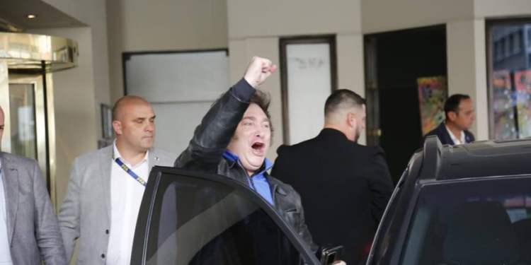 Javier Milei partió a Estados Unidos con Luis Caputo, Gerardo Werthein y se reunirá con funcionarios de Biden