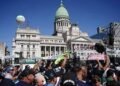 Piqueteros, partidos de izquierda y organizaciones sociales marchan al Congreso en contra de la Ley Ómnibus