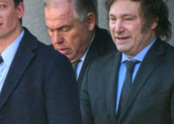 Santiago Caputo le pidió la renuncia al vicepresidente de la unidad antilavado luego de que se presentara contra Martín Insaurralde
