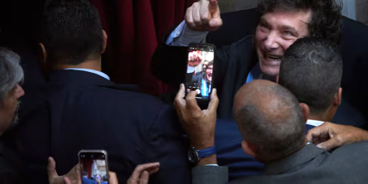 Cómo surgió el nuevo modo de comunicación directo con la gente que tanto entusiasma a Milei