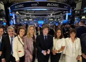 Mercados Hoy: El riesgo país sigue en retroceso, operó por debajo de los 900 puntos y suben las acciones de Argentina en Wall  Street