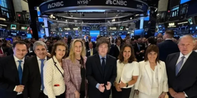 Mercados Hoy: El riesgo país sigue en retroceso, operó por debajo de los 900 puntos y suben las acciones de Argentina en Wall  Street