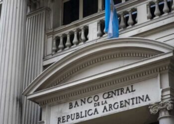 El Gobierno intenta levantar el cepo con una brecha cambiaria que se redujo al 20%