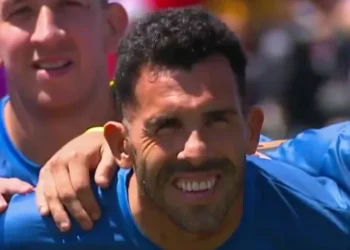 Tevez jugó la Copa Potrero para ayudar a sus amigos de Fuerte Apache y se hizo viral por una curiosa situación