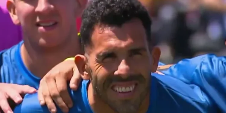 Tevez jugó la Copa Potrero para ayudar a sus amigos de Fuerte Apache y se hizo viral por una curiosa situación