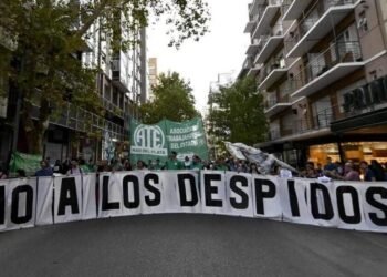 Motosierra: el Gobierno informó a cuántos empleados públicos despidió desde que comenzó su gestión