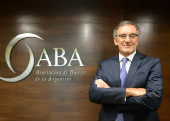Según el presidente de ABA, Claudio Cesario “hay tantos billetes de pesos que se podrían dar 43 vueltas a la Tierra”