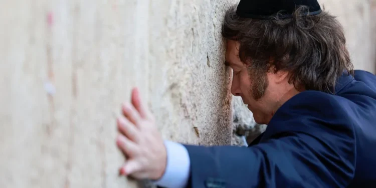 El presidente, Javier Milei, utilizó un pasaje de la Torá para referirse a los “tibios”