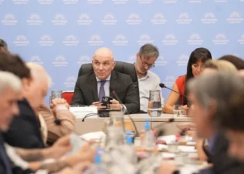 Las cámaras empresarias que nuclean a las líneas de colectivos del (AMBA) reclaman un aumento del boleto o más subsidios para pagar la paritaria a la UTA