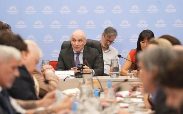 Las cámaras empresarias que nuclean a las líneas de colectivos del (AMBA) reclaman un aumento del boleto o más subsidios para pagar la paritaria a la UTA