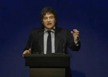 Desde la Cámara Argentina de Comercio, el Presidente afirmó que “el superávit fiscal se va a convertir en una baja de impuestos”