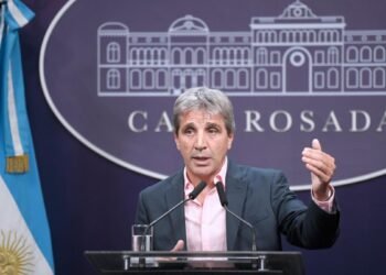 El Ministro de Economía Luis Caputo celebró el superávit de $523.398 millones y se comparó con Massa