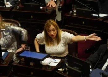Tras el escandalo en Paraguay los senadores de UXP pidieron una sesión especial para remover a Kueider