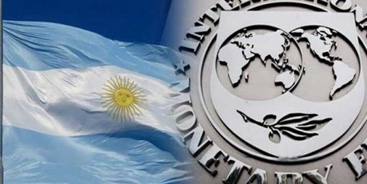 El Fondo Monetario Internacional (FMI) quiere que Argentina devalué en el 2025 pero el gobierno analiza no cumplir con el plan pactado