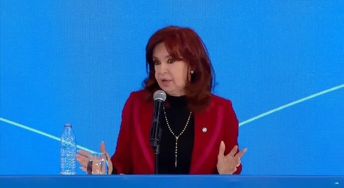 Kirchner ataca políticas del FMI