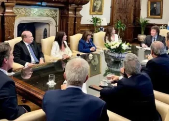 Milei monitorea paro de colectivos con su Gabinete reunido
