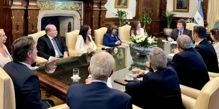 Milei monitorea paro de colectivos con su Gabinete reunido