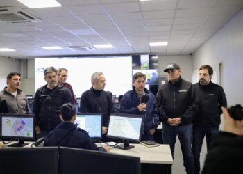 Kicillof encabezó una reunión de emergencia en el centro operativo que coordina la asistencia frente al temporal