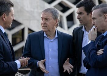 “Frente Renovador apoya Massa: cumbre clave.”